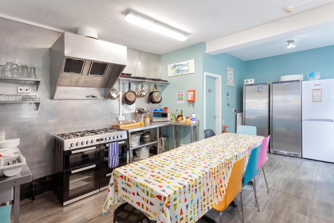 Ocean Backpackers Self-Catering Hostel Ильфракомб Экстерьер фото