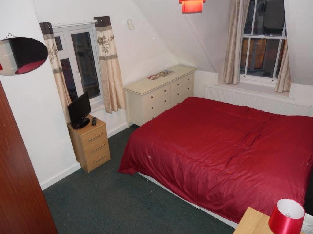 Ocean Backpackers Self-Catering Hostel Ильфракомб Экстерьер фото