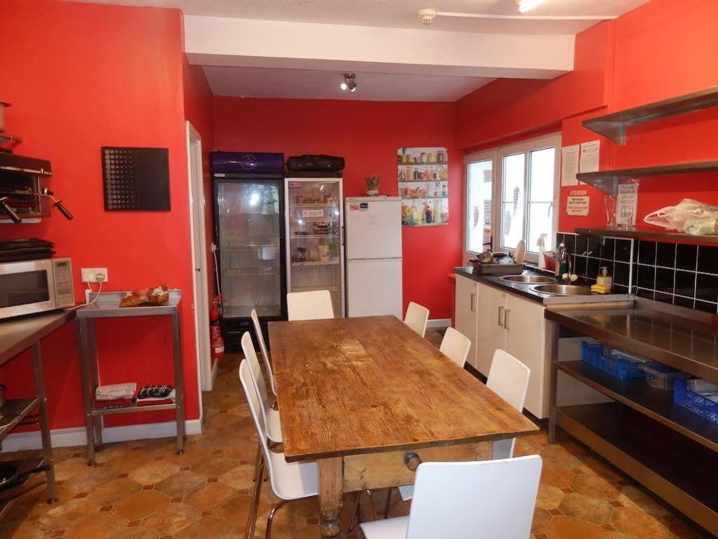 Ocean Backpackers Self-Catering Hostel Ильфракомб Экстерьер фото