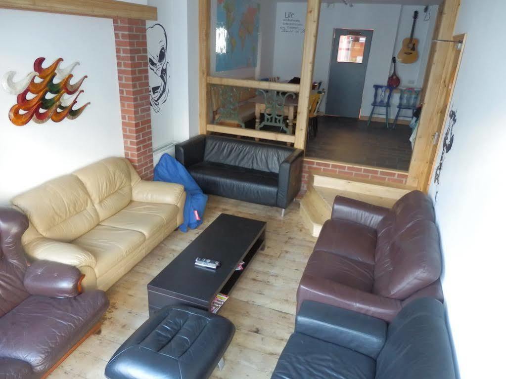 Ocean Backpackers Self-Catering Hostel Ильфракомб Экстерьер фото