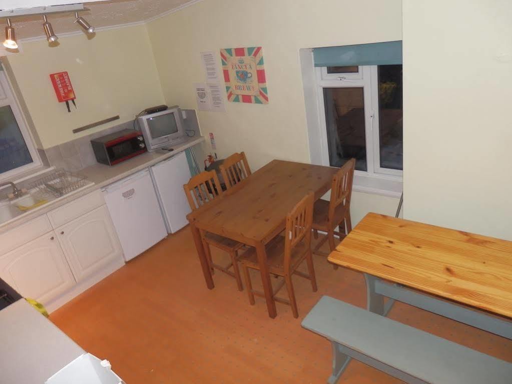 Ocean Backpackers Self-Catering Hostel Ильфракомб Экстерьер фото